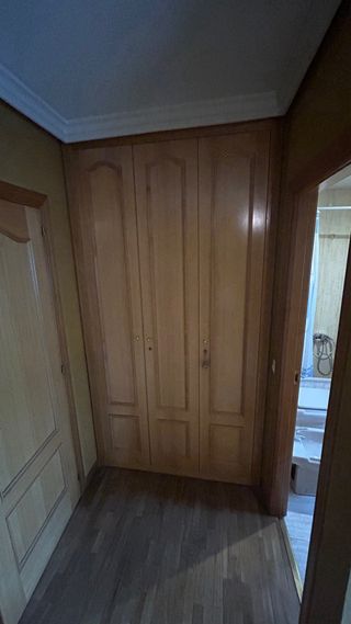 Puerta de madera con cristal y sin cristal