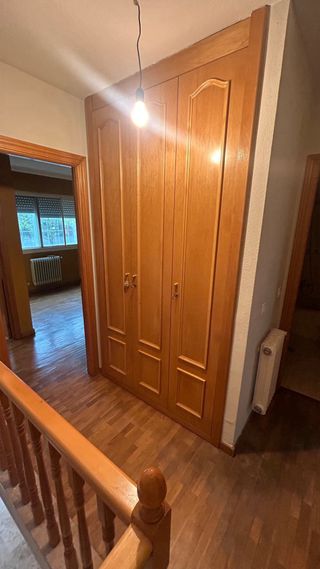 Puerta de madera con cristal y sin cristal