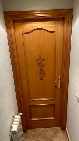 Puerta de madera con cristal y sin cristal