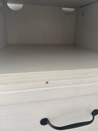 Cómoda blanca con cajones