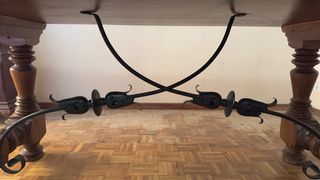 Mesa con 6 sillas de nogal asiento de cuero