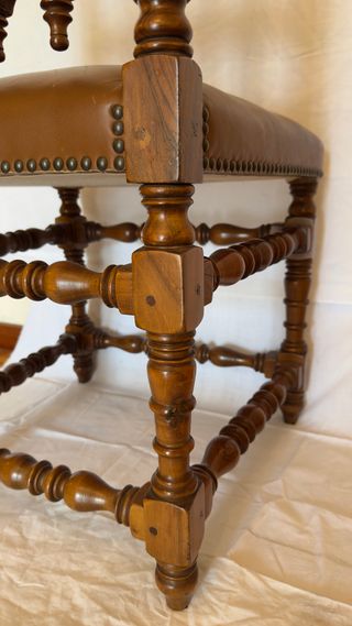 Mesa con 6 sillas de nogal asiento de cuero