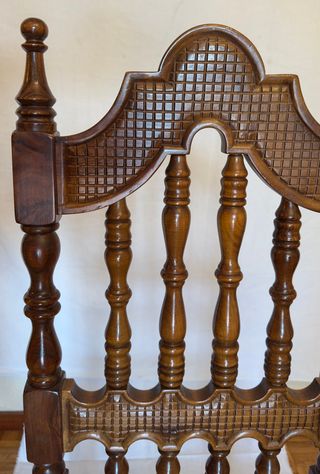 Mesa con 6 sillas de nogal asiento de cuero