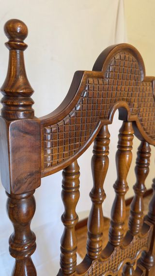 Mesa con 6 sillas de nogal asiento de cuero