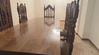 Mesa con 6 sillas de nogal asiento de cuero