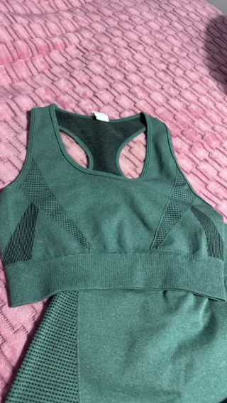 Conjunto deportivo verde