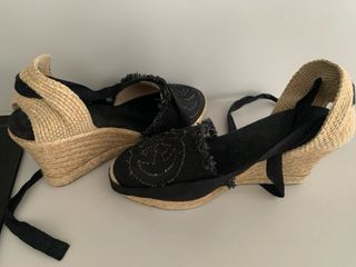 Alpargatas Gloria Ortiz Beige y Negras