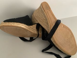 Alpargatas Gloria Ortiz Beige y Negras