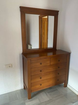 Cómoda de madera con espejo