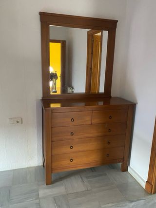 Cómoda de madera con espejo