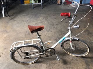 Bicicleta verde con asiento trasero