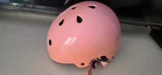 Casco rosa para patinete