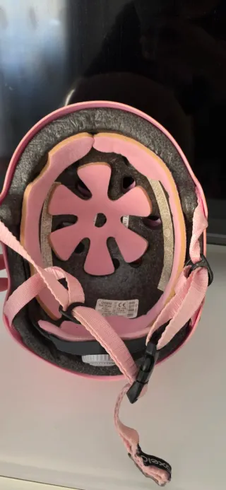 Casco rosa para patinete