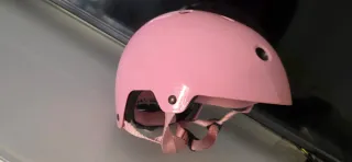 Casco rosa para patinete
