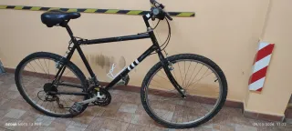 Bicicleta de montaña negra