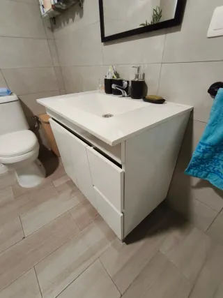 Mueble de baño con lavabo de porcelana