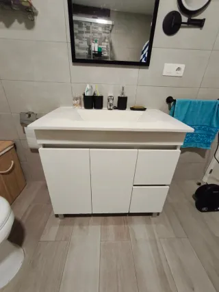 Mueble de baño con lavabo de porcelana