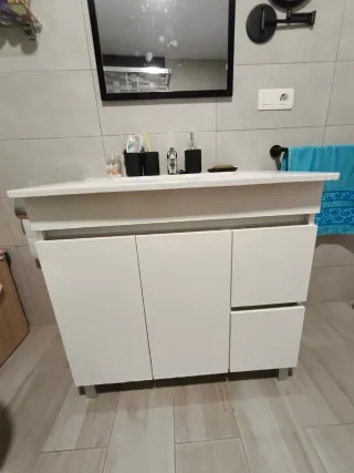 Mueble de baño con lavabo de porcelana
