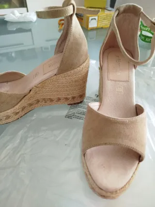 Zapatos cuña ante beige FORMULA JOVEN