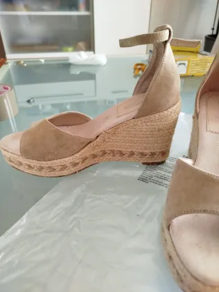 Zapatos cuña ante beige FORMULA JOVEN