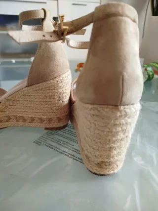 Zapatos cuña ante beige FORMULA JOVEN