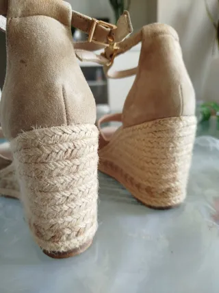Zapatos cuña ante beige FORMULA JOVEN