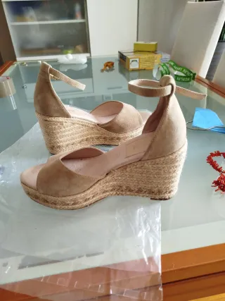 Zapatos cuña ante beige FORMULA JOVEN