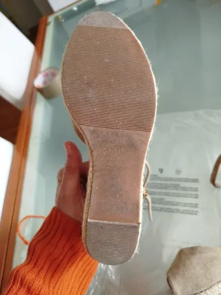 Zapatos cuña ante beige FORMULA JOVEN