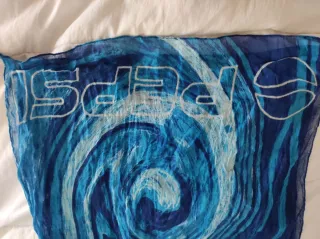 Fular azul con remolinos blancos