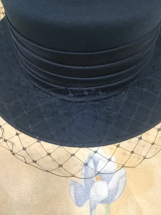 Gorro de mujer con velo y lazo