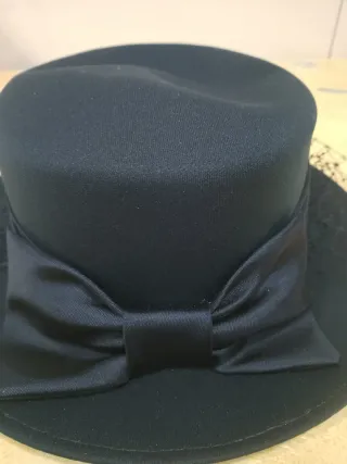 Gorro de mujer con velo y lazo