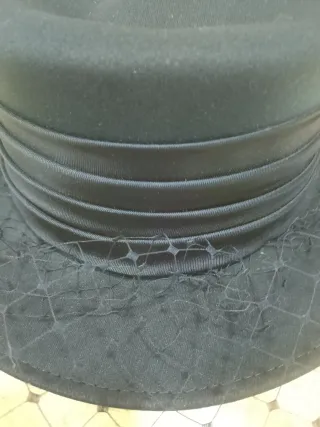 Gorro de mujer con velo y lazo