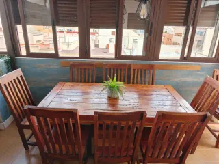 Conjunto mesa y ocho sillas de madera maciza.