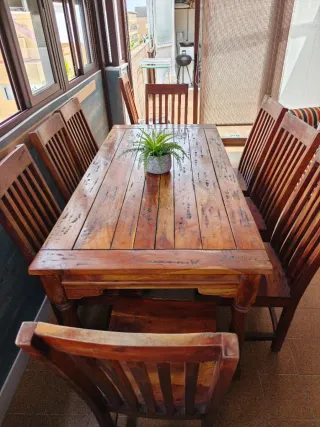 Conjunto mesa y ocho sillas de madera maciza.