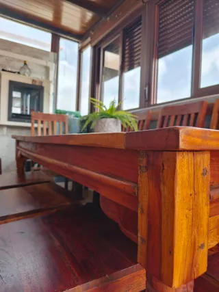 Conjunto mesa y ocho sillas de madera maciza.