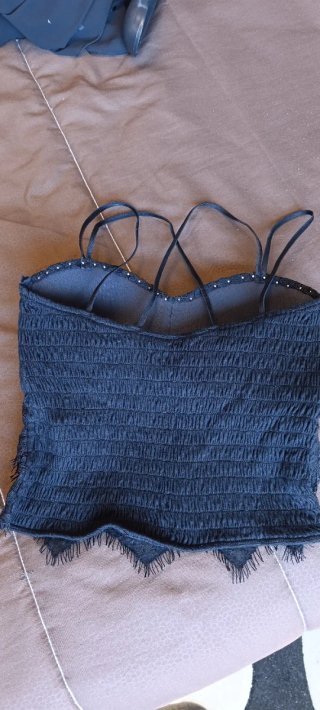 Top in pizzo con strass
