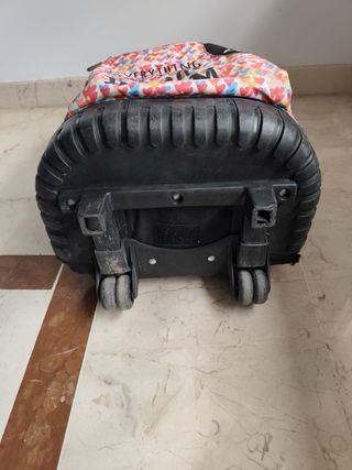 Mochila con ruedas y estampado de corazones