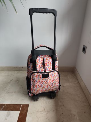 Mochila con ruedas y estampado de corazones