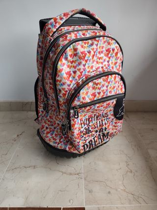 Mochila con ruedas y estampado de corazones