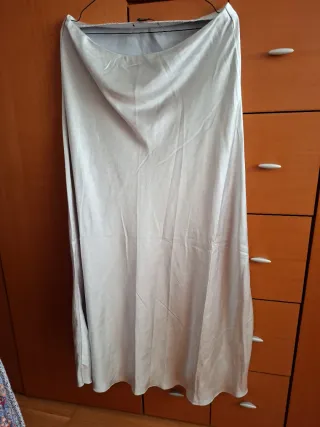 Falda satén gris perla