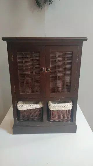 Mueble pequeño auxiliar madera y mimbre