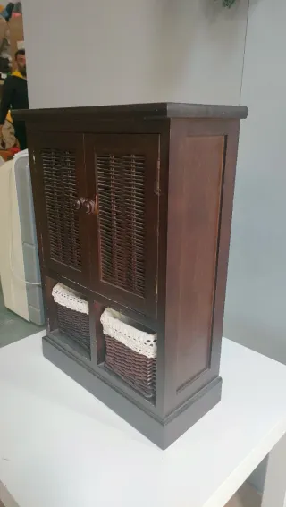 Mueble pequeño auxiliar madera y mimbre
