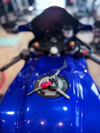 Yamaha R7 Sportbike Azul y Negro