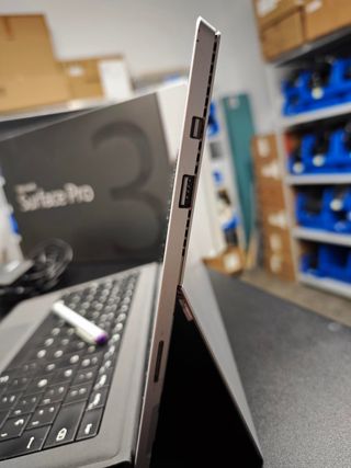 Microsoft Surface Pro 3 con cargador