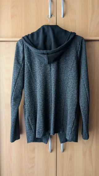 Americana mujer con capucha