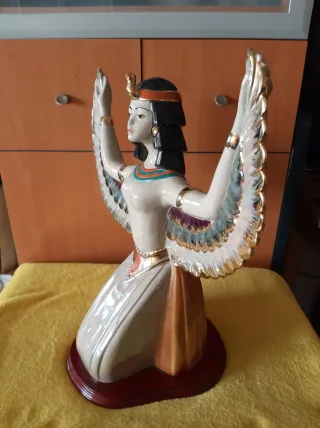 Figura Egipcia Isis Porcelana Dorada
