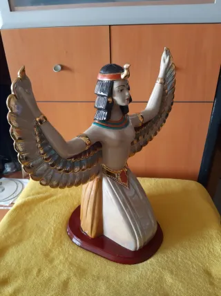 Figura Egipcia Isis Porcelana Dorada
