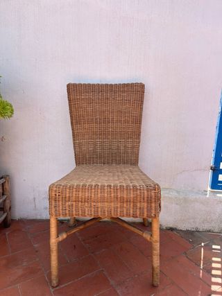 Silla de mimbre cómoda