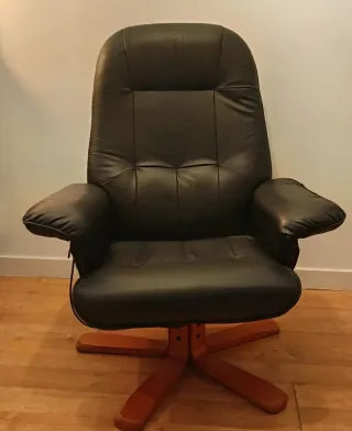 Sillón de cuero negro con base de madera