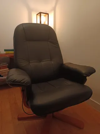 Sillón de cuero negro con base de madera